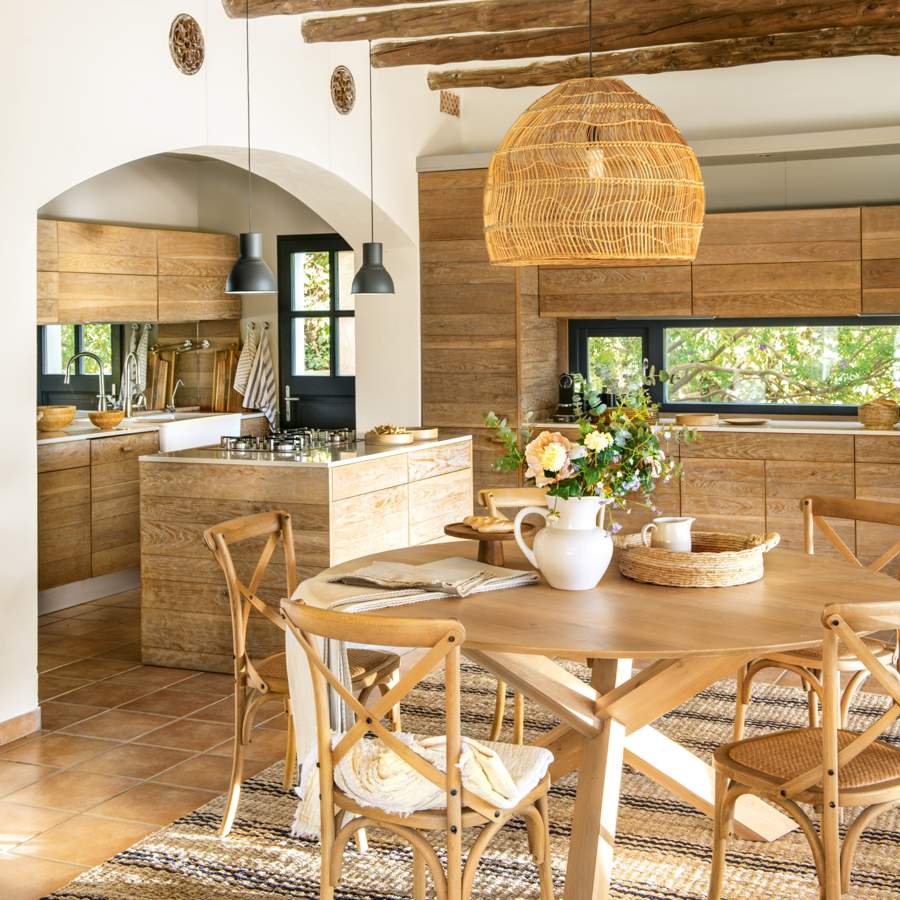 Salón con cocina de madera