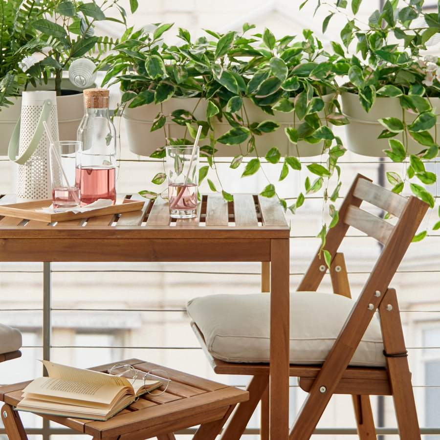 Mesas y sillas de jardín de IKEA que se adaptan a tu espacio
