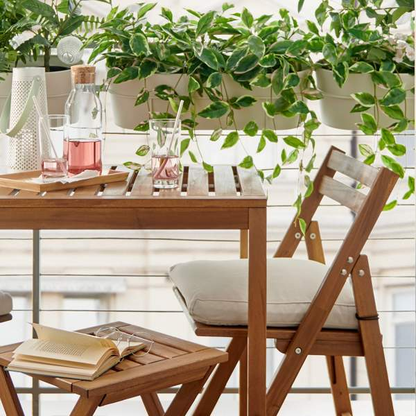 IKEA arrasa con el conjunto de mesas y sillas de exterior de madera: plegables e ideales para terrazas o balcones pequeños