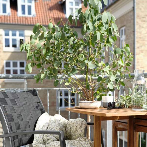 Ni IKEA ni Leroy Merlin: JYSK tiene la mesa con macetero ideal para aprovechar el espacio en balcones pequeños