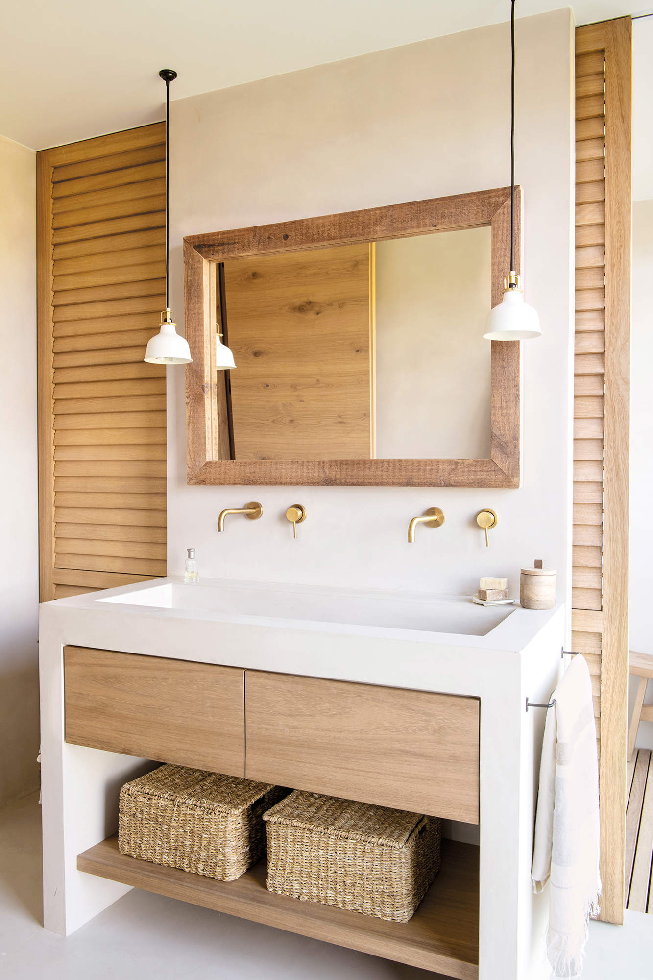 Baño con mueble lavabo de obra y espejo con marco de madera