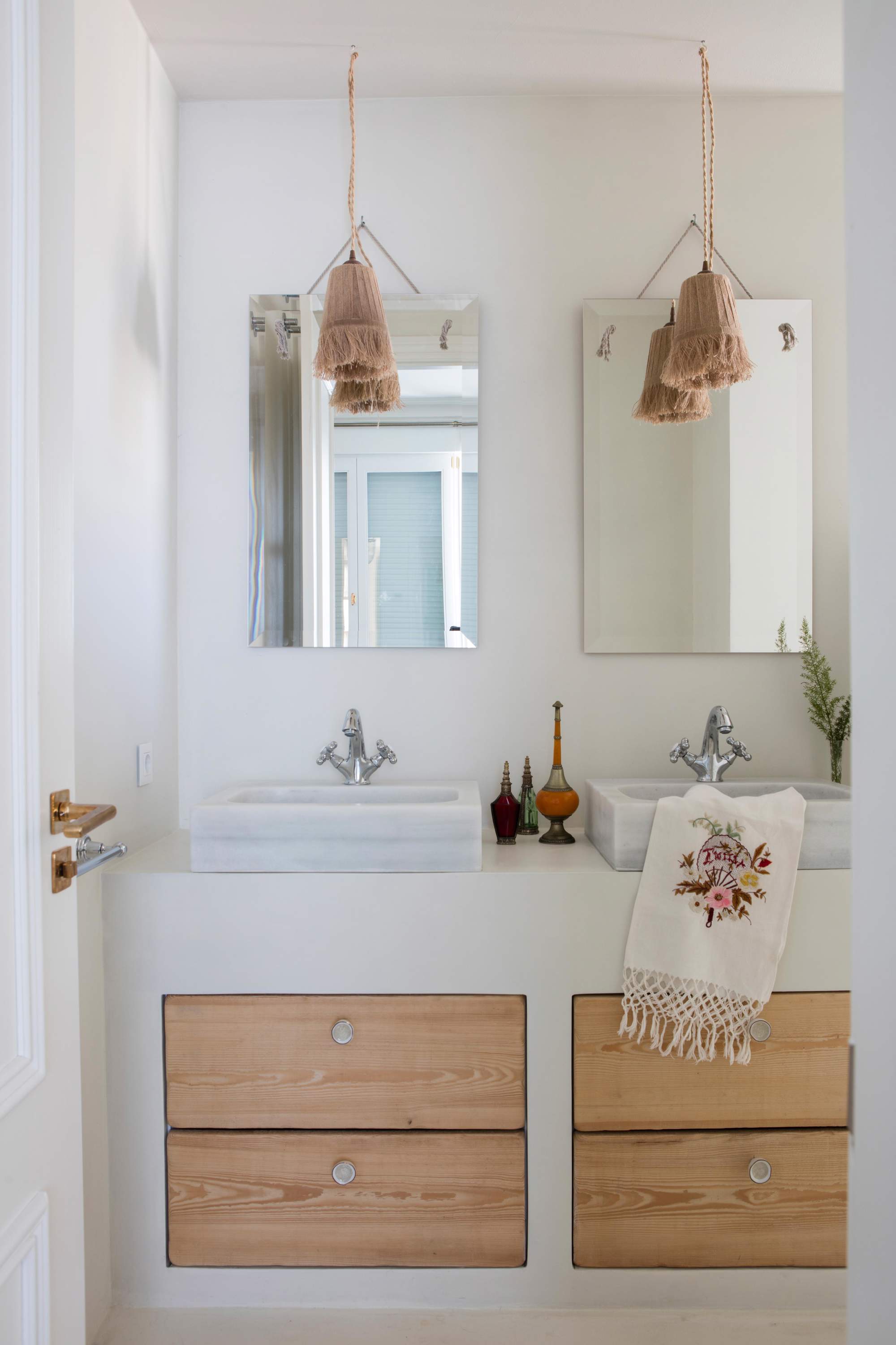 Baño con mueble de obra y espejos rectangulares 