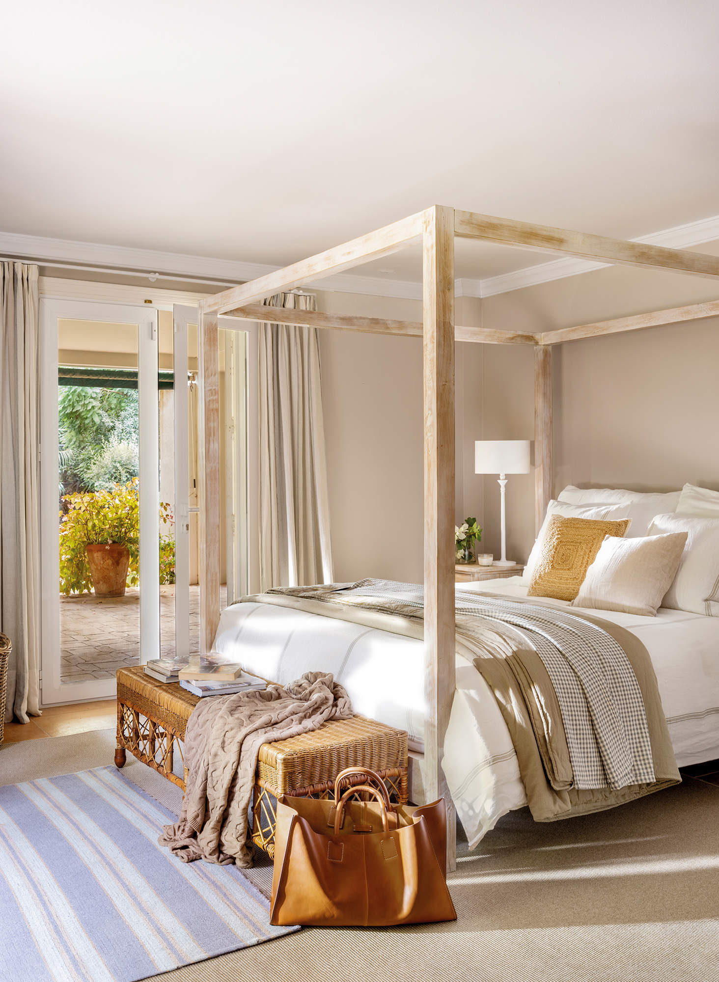 Dormitorio moderno con cama con dosel de madera.