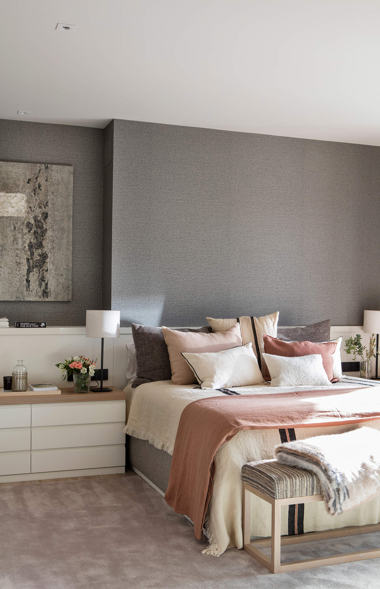 Dormitorio con pared empapelada en gris intenso