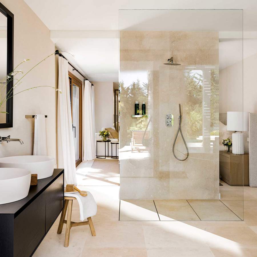 Baño moderno con ducha que separa ambientes 