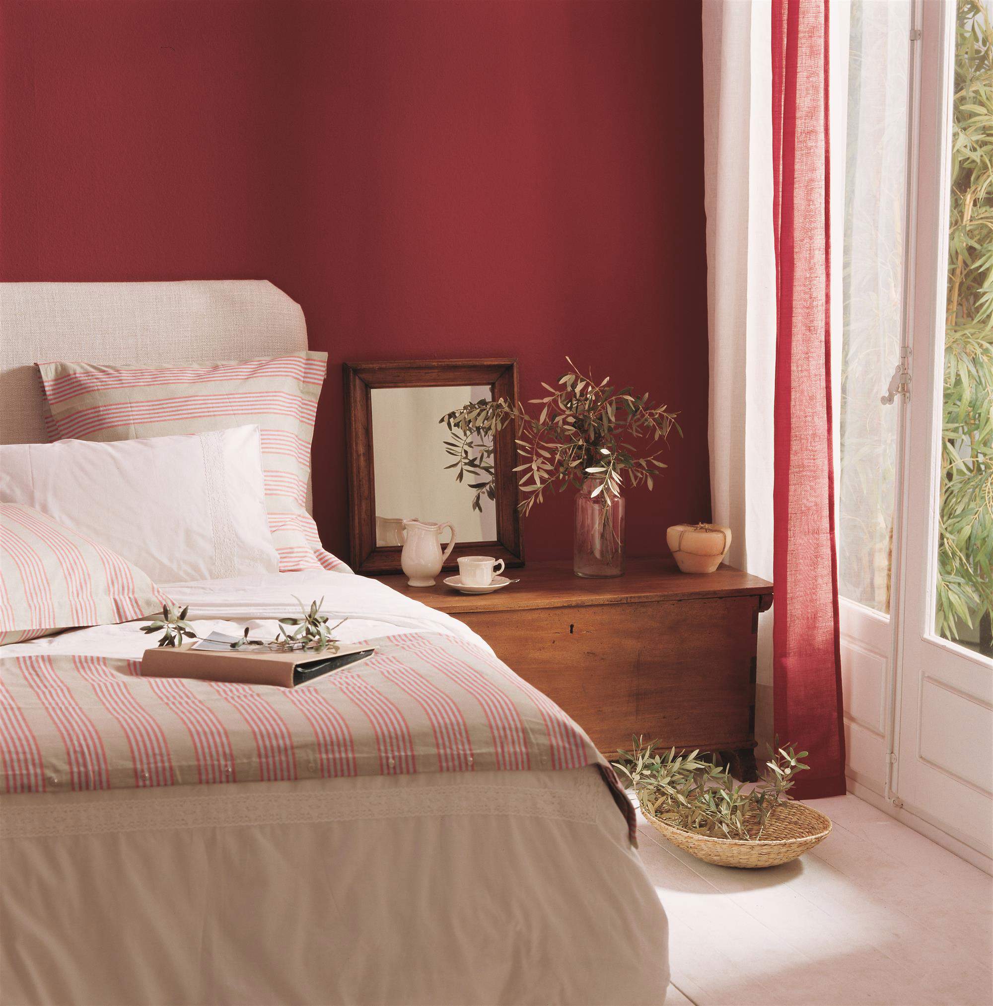 Dormitorio con la pared del cabecero pintada de rojo mate