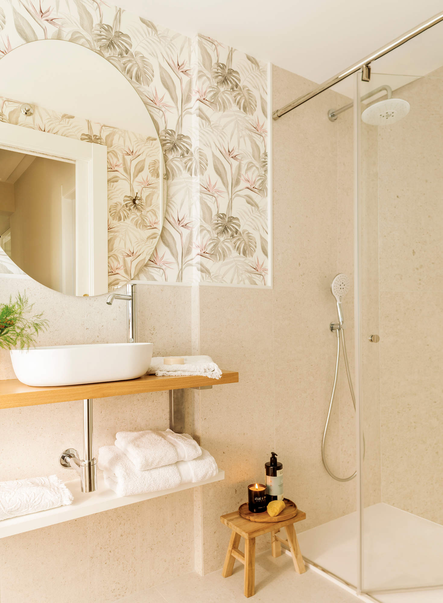 Baño con paredes revestidas de papel y azulejo