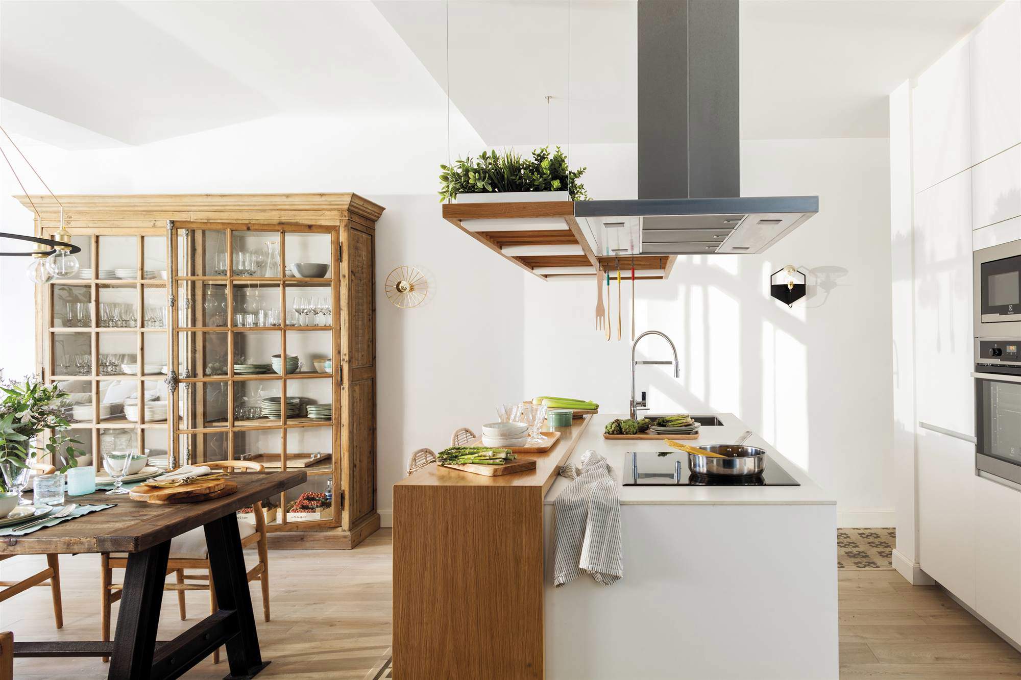 Una cocina abierta y moderna con isla