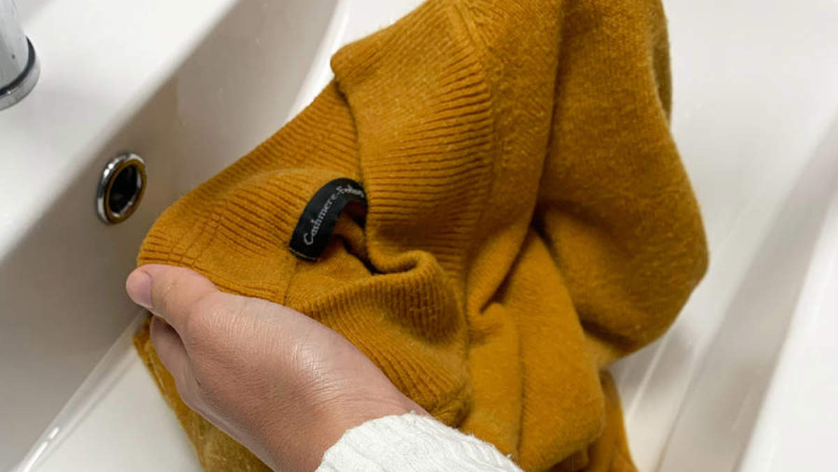 Adiós a las fatídicas manchas de lejía o cloro en tu ropa con estos trucos fáciles en solo 15 minutos