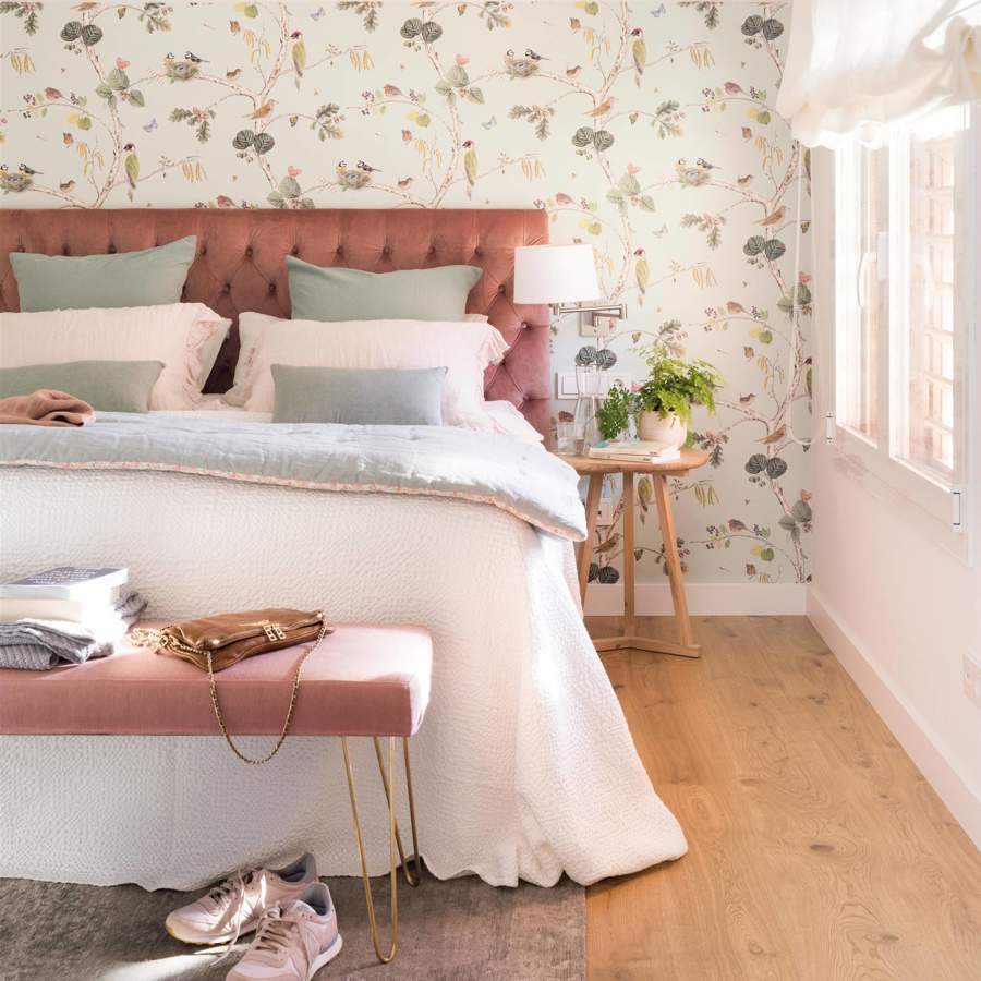 Dormitorio con cabecero capitoné en rosa