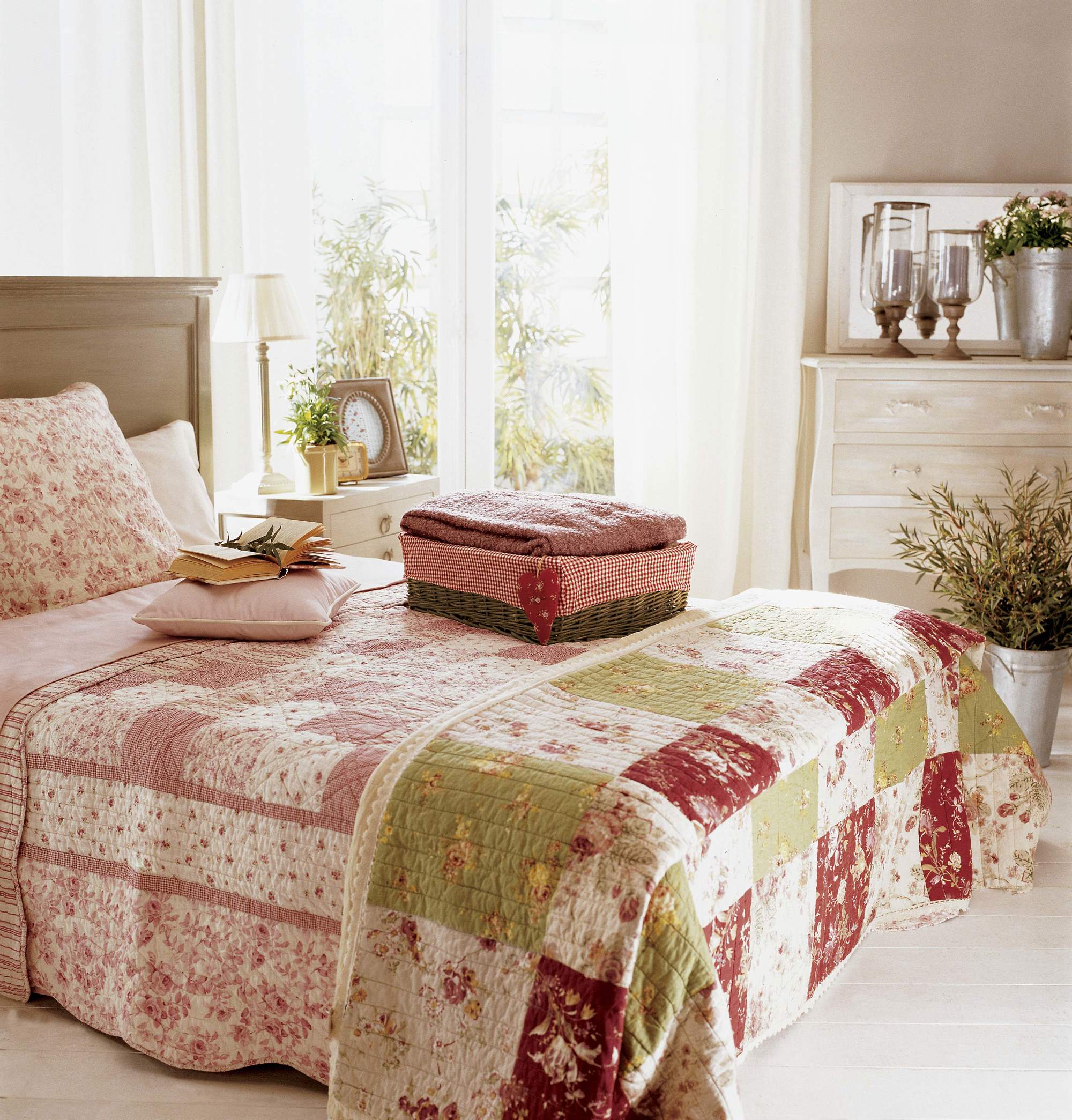 Dormitorio con colcha de patchwork y cómoda blanca