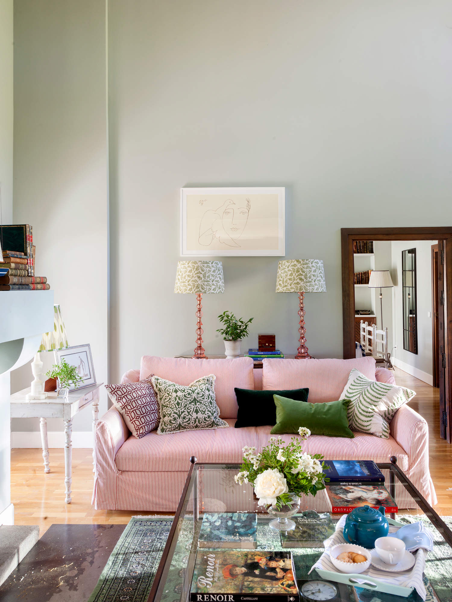 Salón con sofá de color rosa.