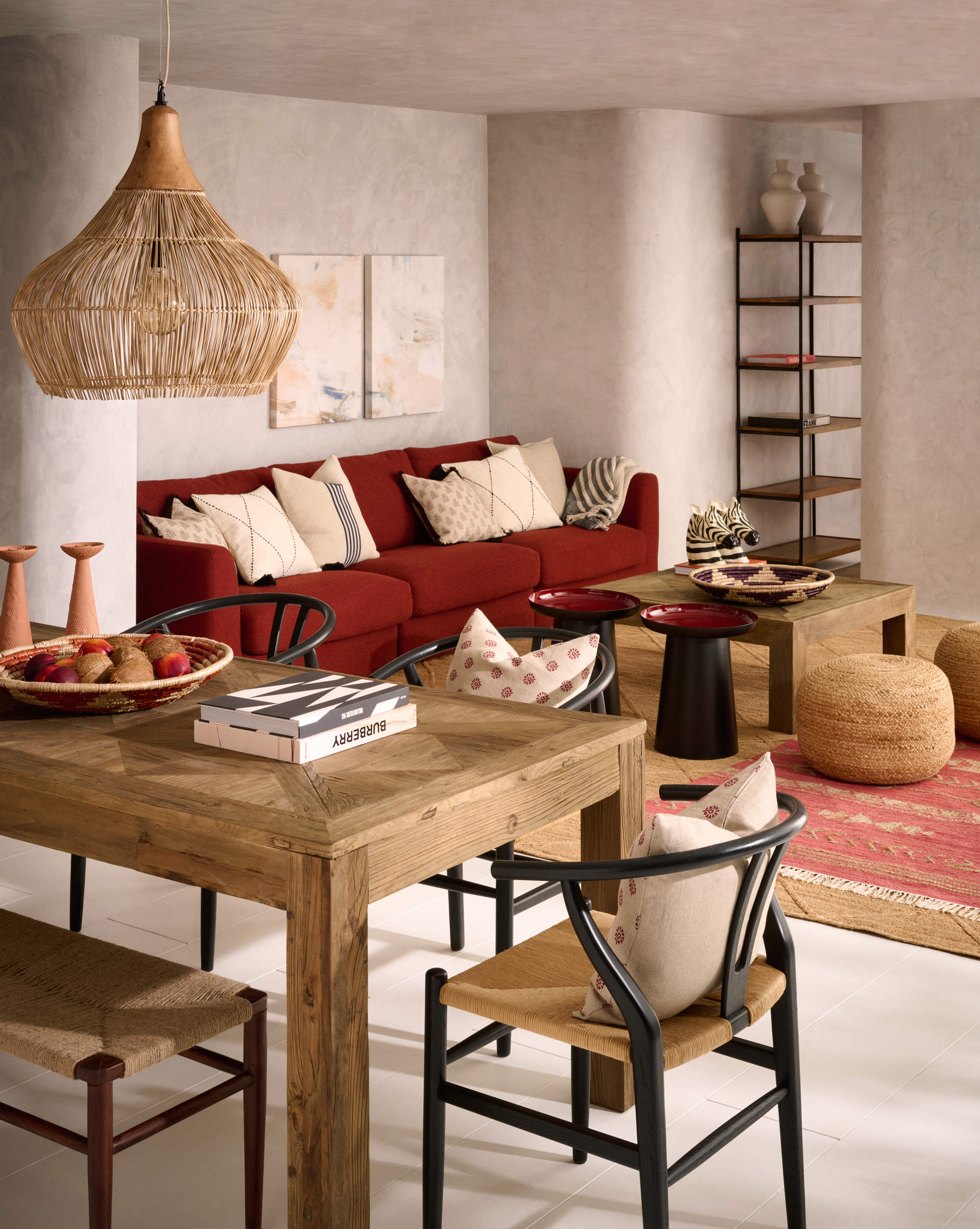 Salón con sofá rojo y muebles de madera.