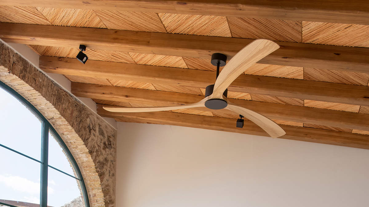 El truco fácil y barato para limpiar las aspas de un ventilador de techo con esta pieza que utilizas a diario