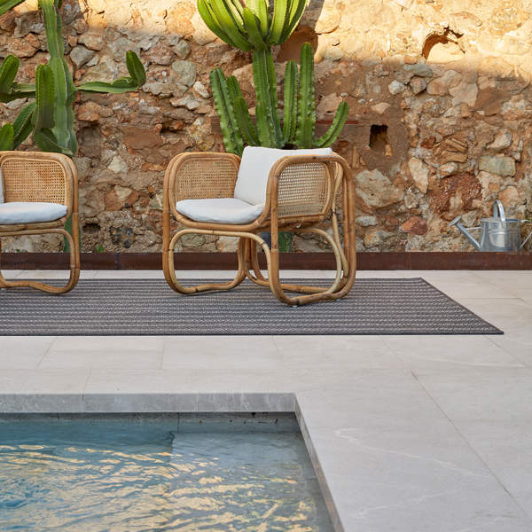 Elegancia en tus exteriores (¡también junto a la piscina) con las nuevas colecciones de alfombras de Rols, realizadas con plástico reciclado