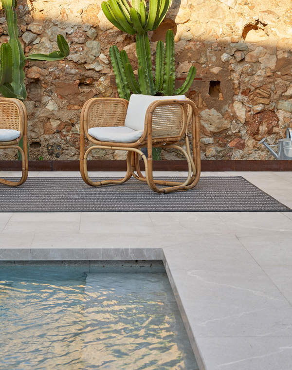 Elegancia en tus exteriores (¡también junto a la piscina) con las nuevas colecciones de alfombras de Rols, realizadas con plástico reciclado