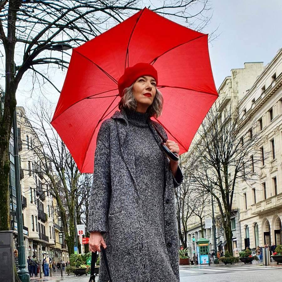 Carmen Gimeno con paraguas 
