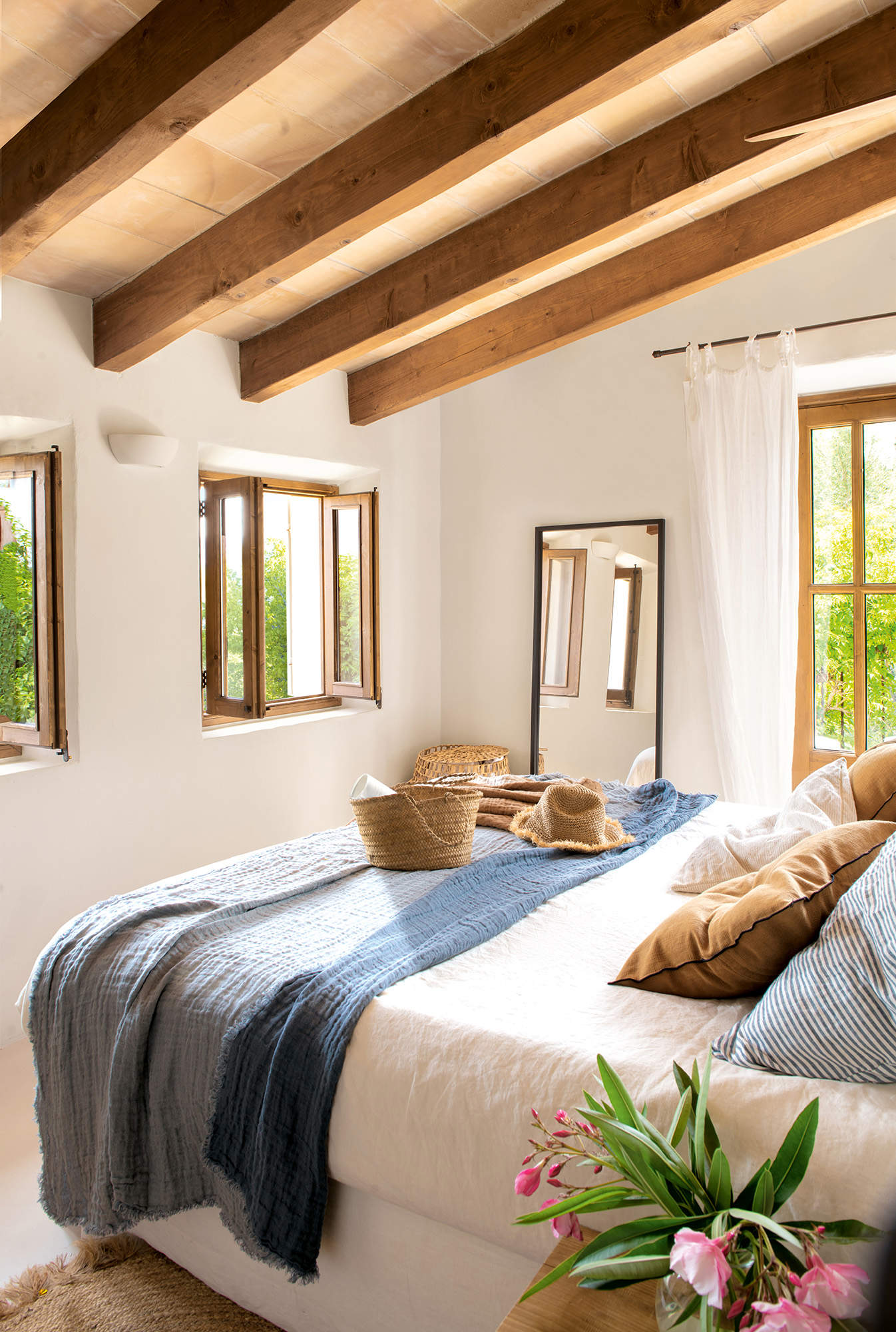 Dormitorio con cama de matrimonio.