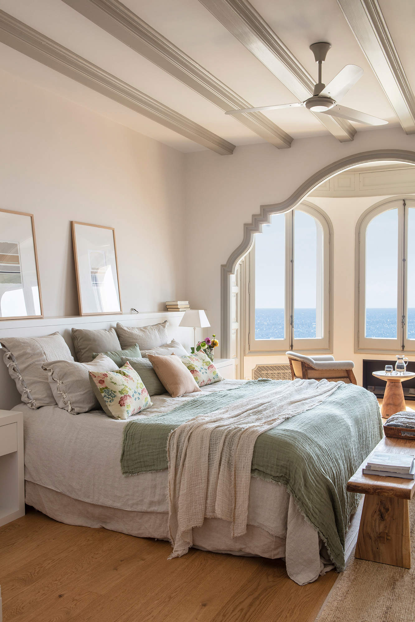 Dormitorio con cama de matrimonio y vistas al mar