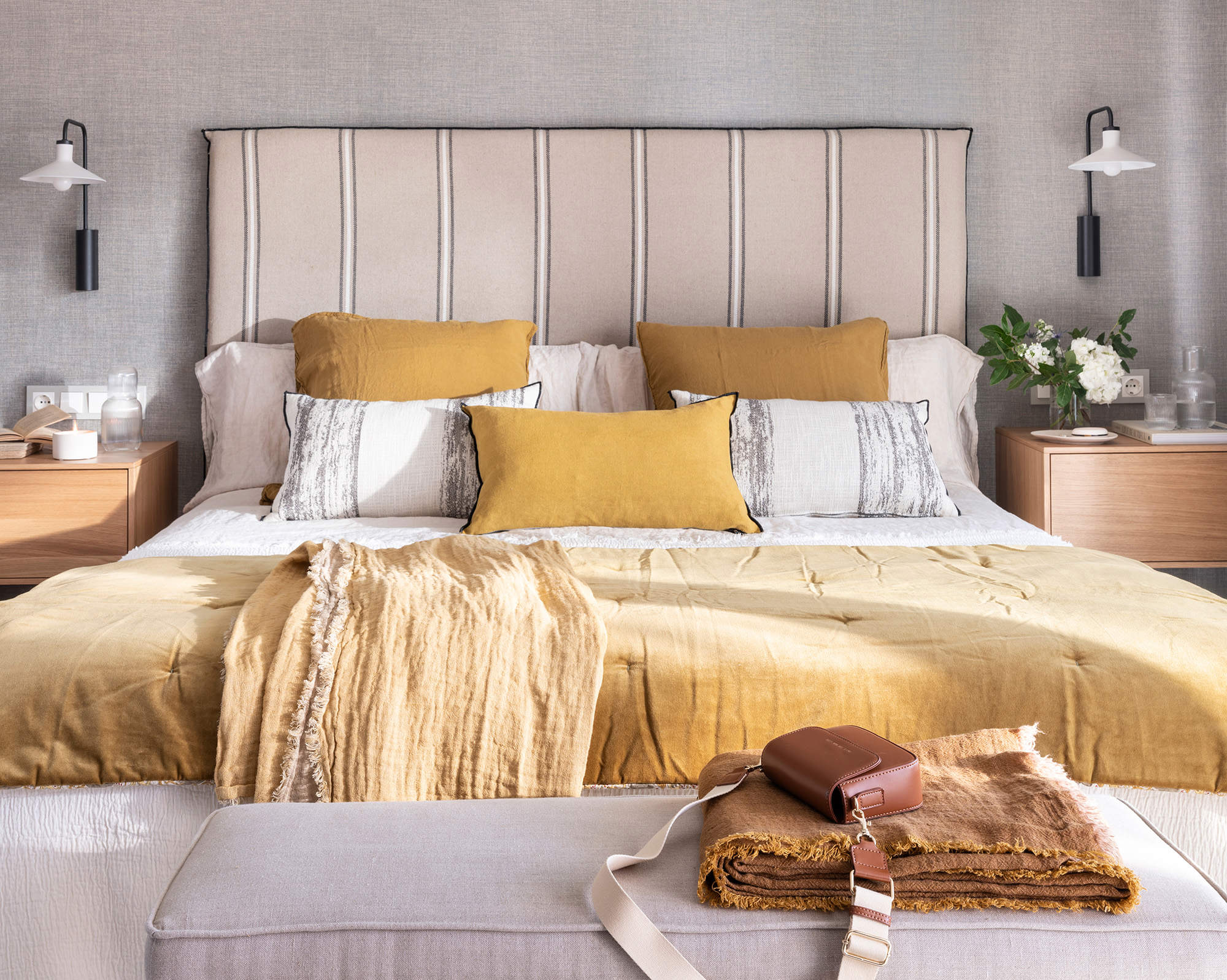 Dormitorio con cama de matrimonio y cabecero tapizado