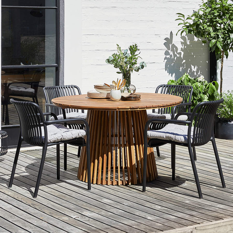 Crea tu propio oasis exterior con la nueva gama de mesas y sillas de JYSK