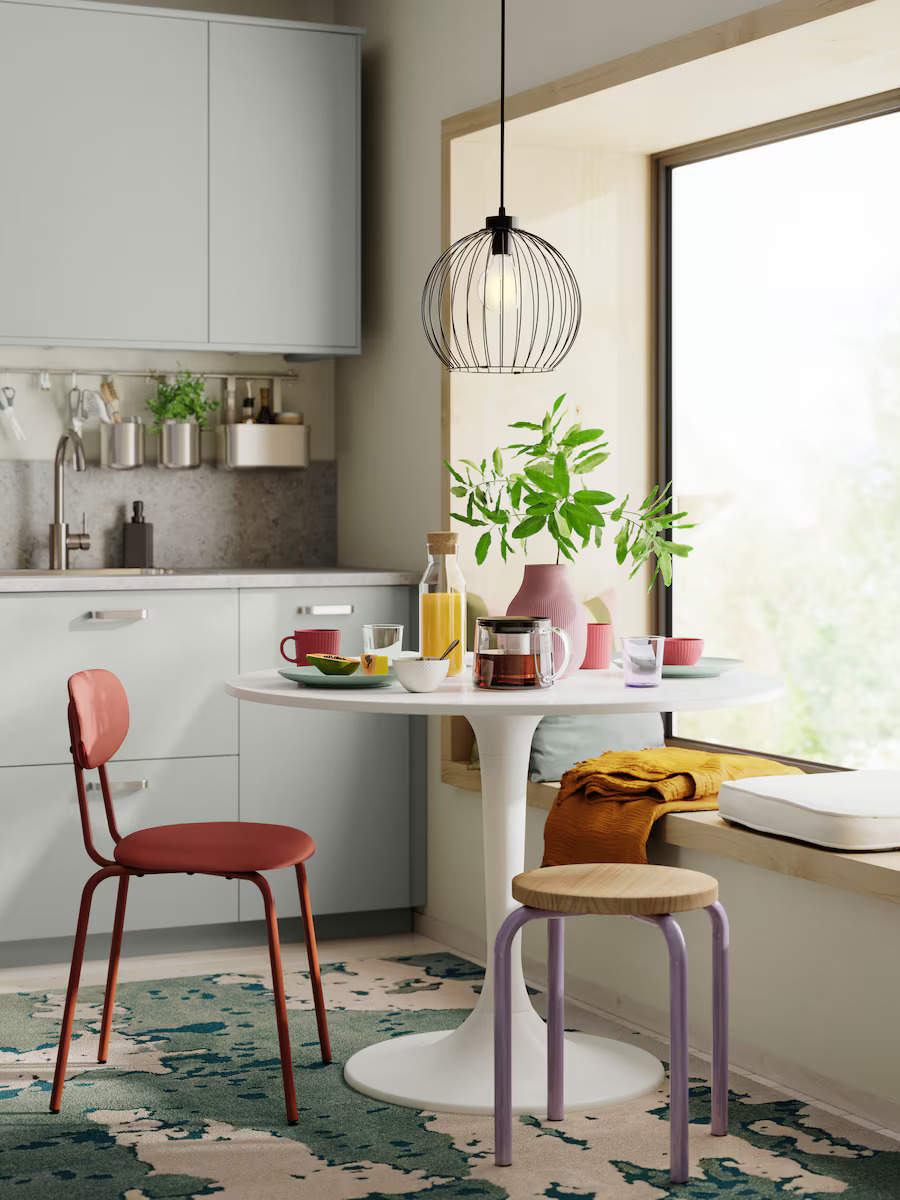 Office con pinceladas de color en una cocina con una base muy neutra
