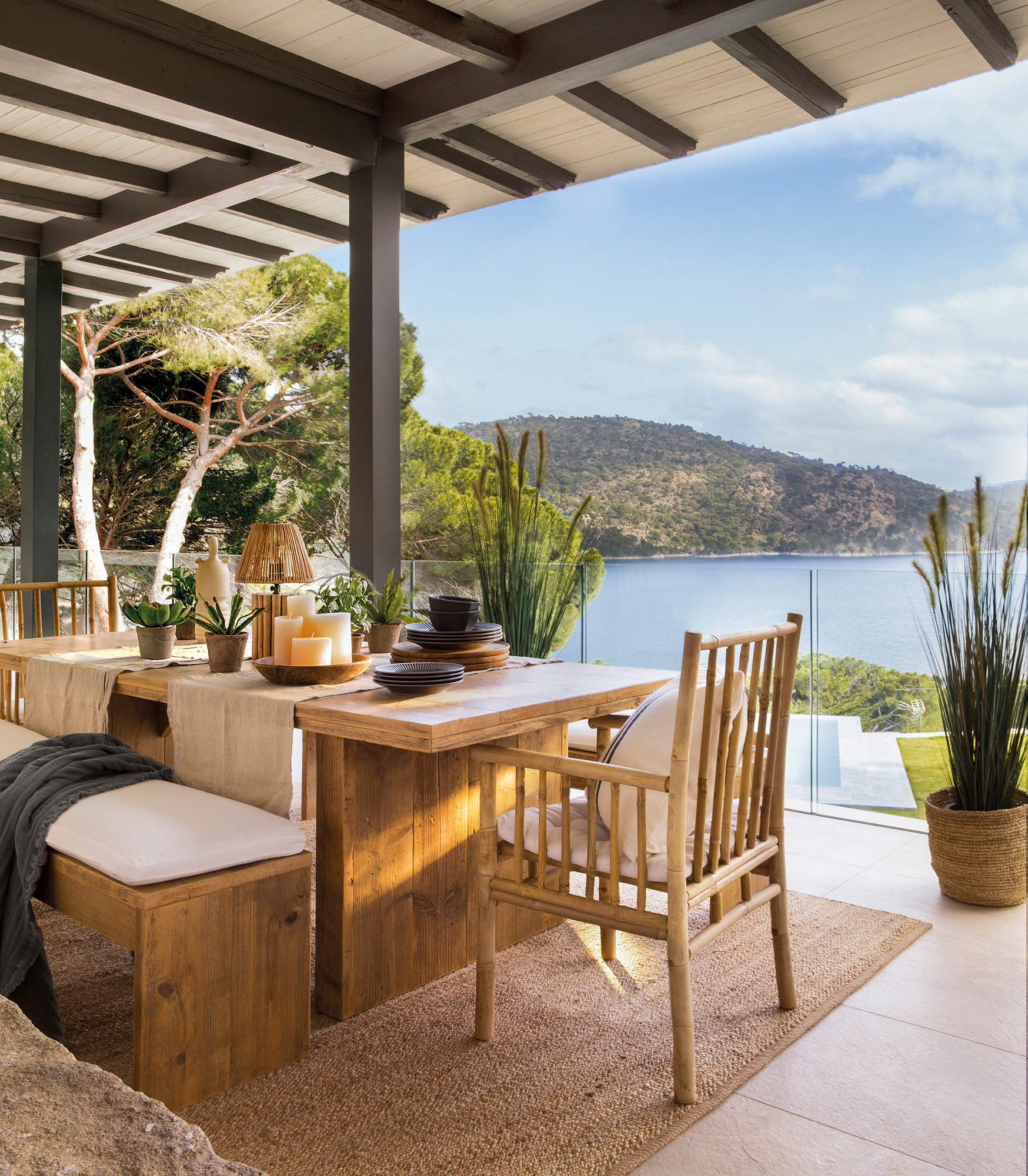 Terraza de estilo natural con mesa, sillas y bancos