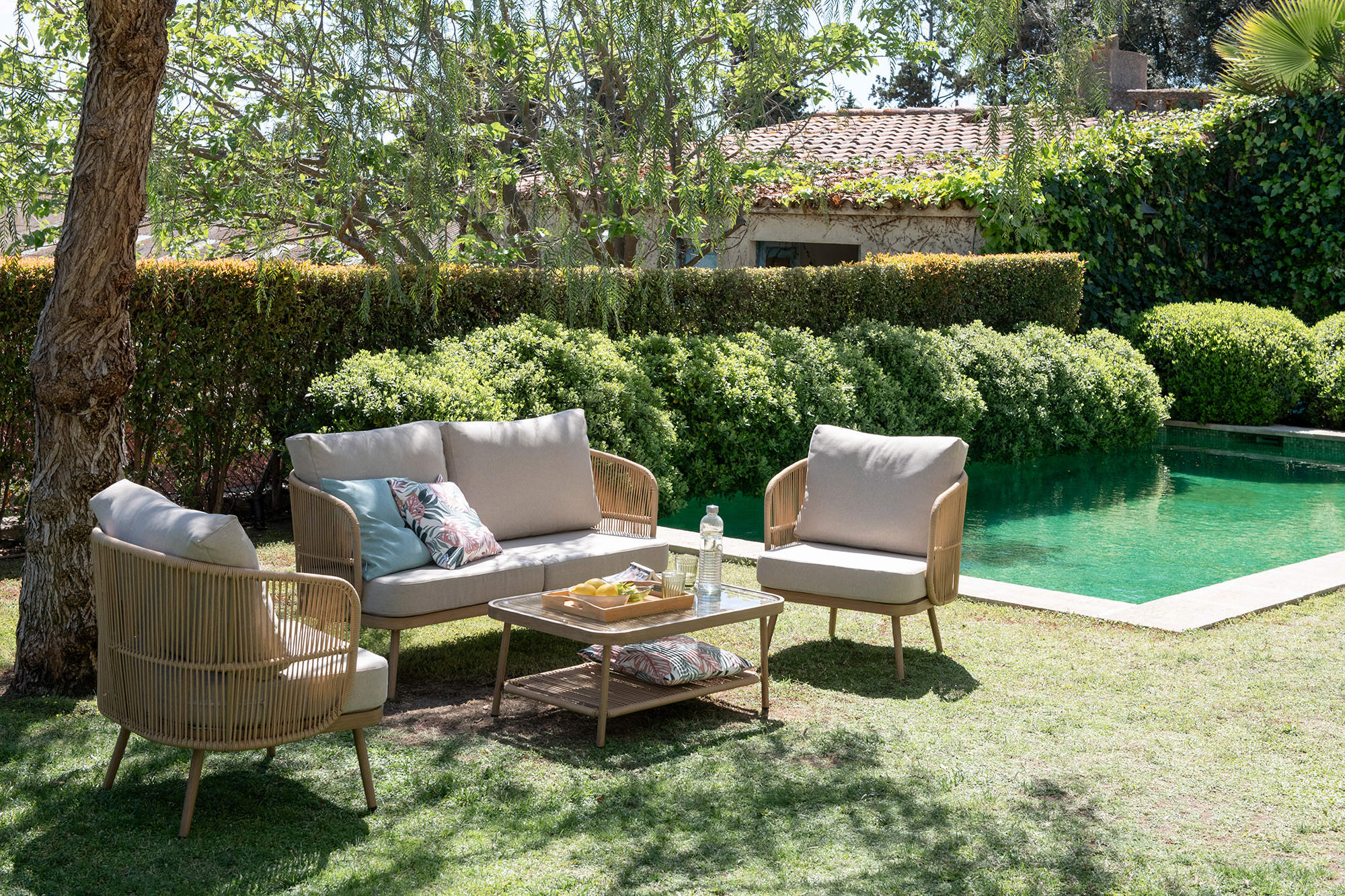 Terraza de estilo natural con mobiliario de la firma Casa Viva.
