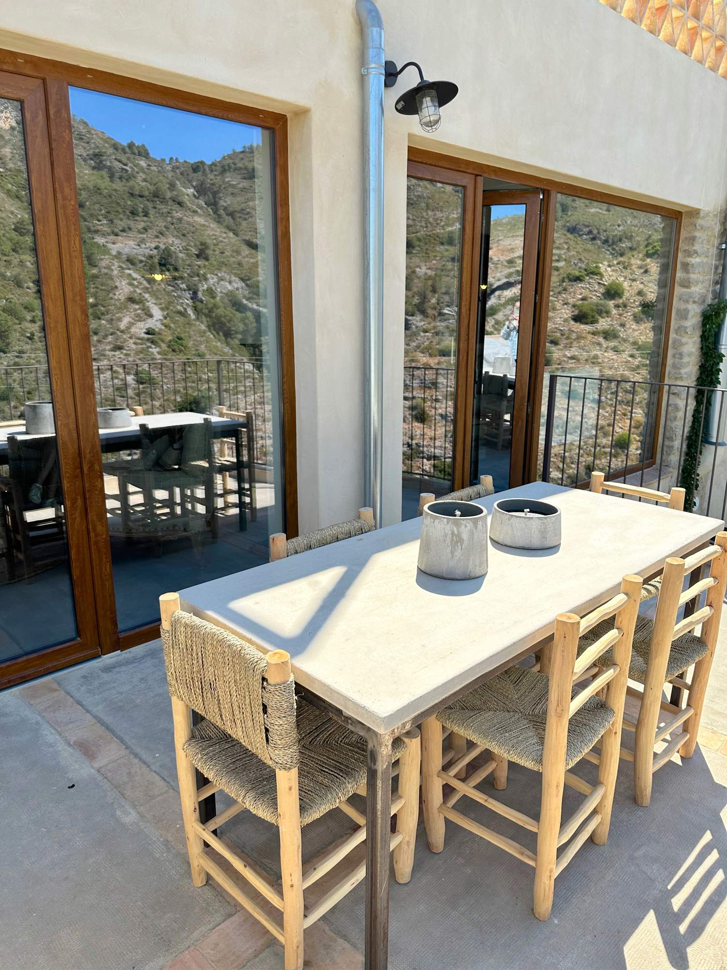 Comedor en la terraza con vistas a la montaña.