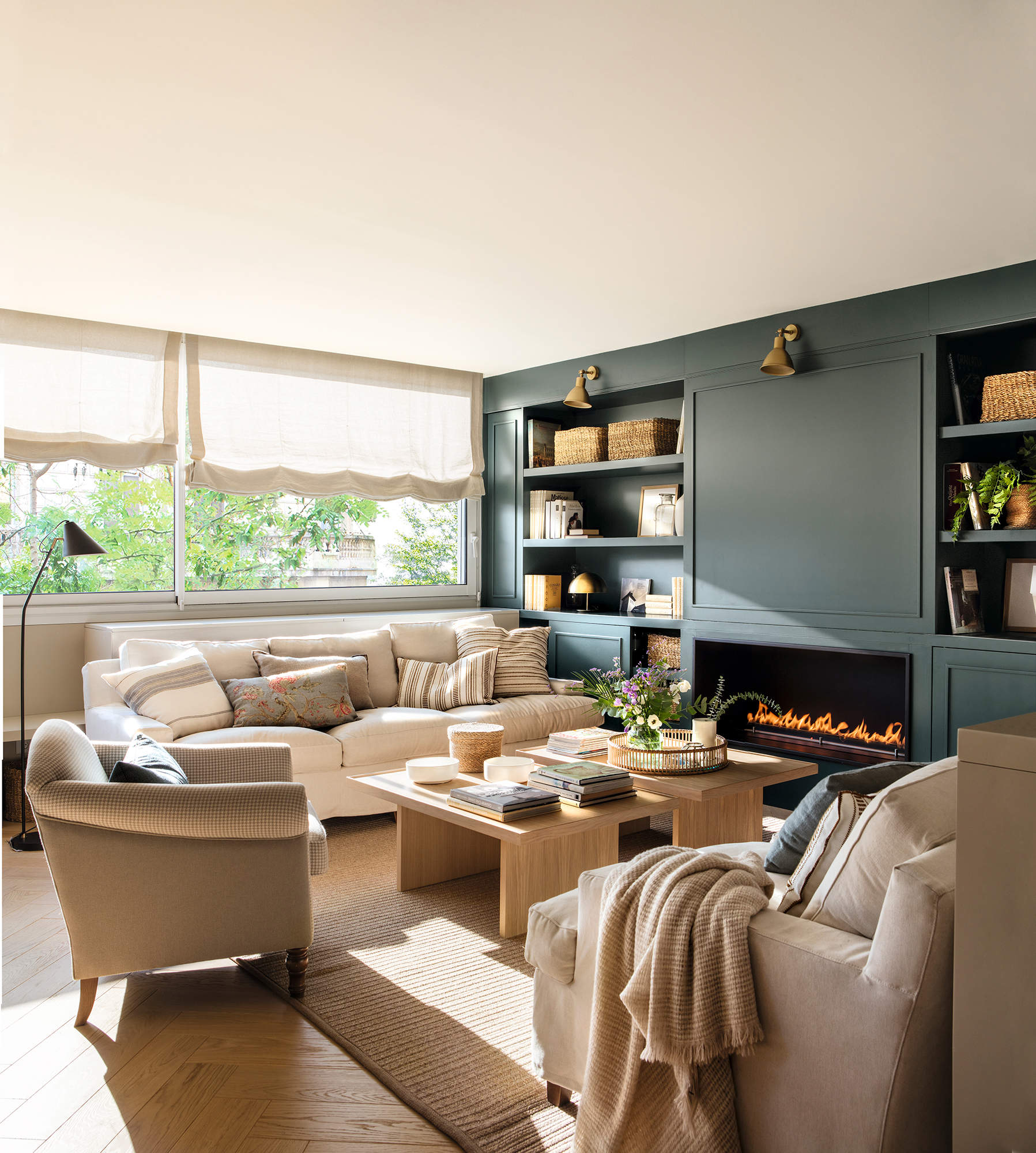 Salón con chimenea y mueble lacado en verde azulado 