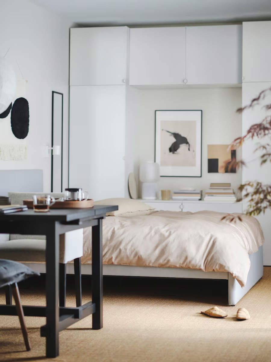 Dormitorio en tonos tierra con almacenaje de color blanco