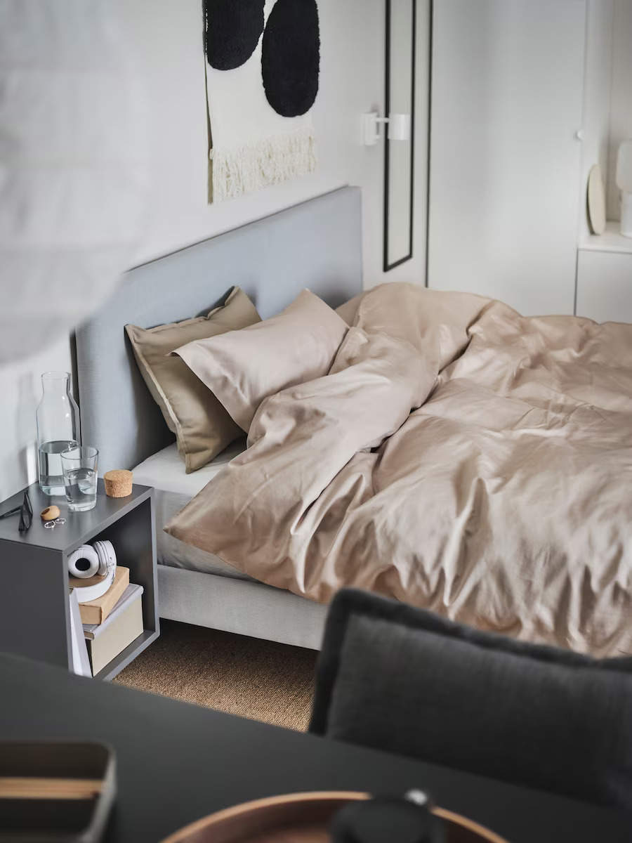 Dormitorio en tonos tierra con cabecero tapizado
