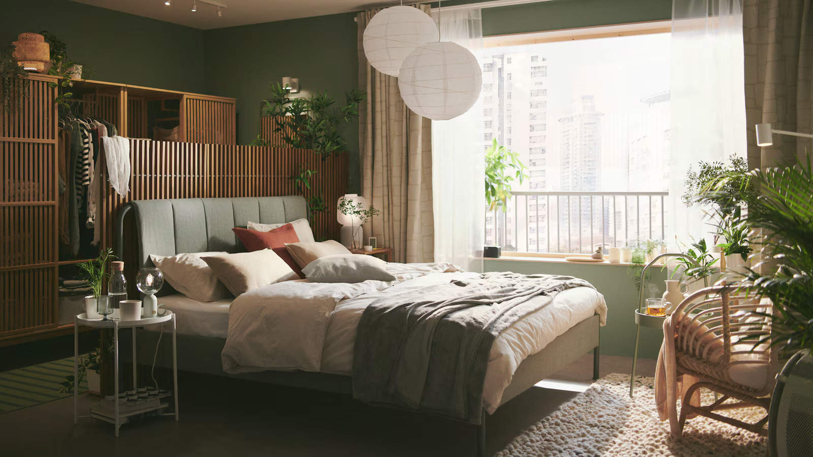 Dormitorio verde con detalles de palillería de madera