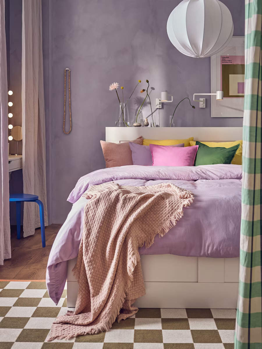 Un dormitorio en tonos malva y colores pastel