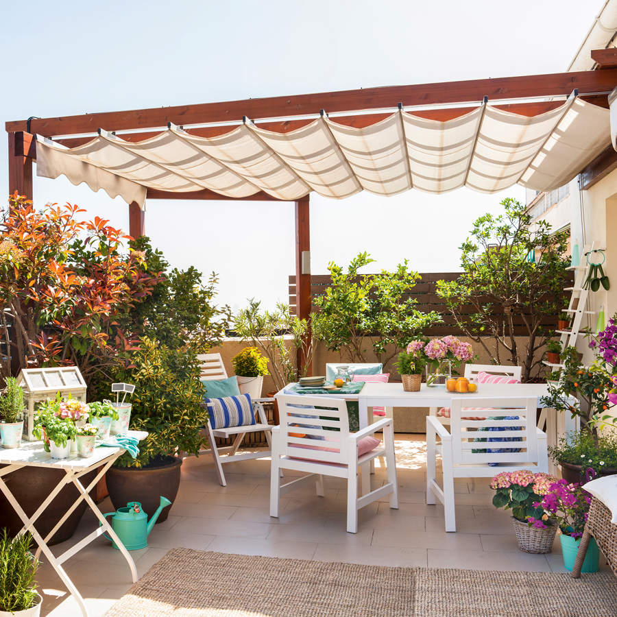 Esta pérgola mariposa de Lidl te da sombra en el jardín a la vez que te lo llena de estilo