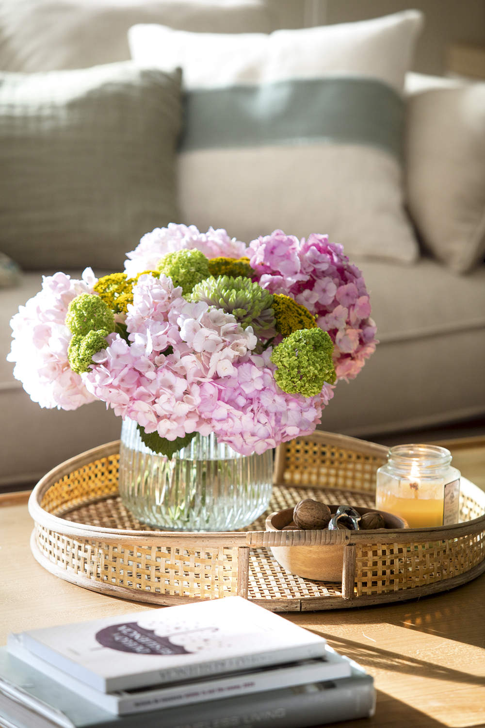 Mesa de centro con arreglo floral con hortensias rosas y verdes