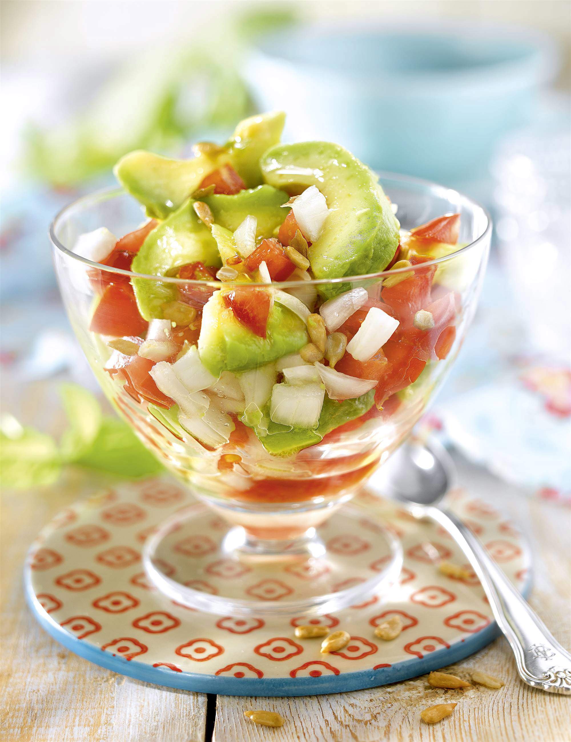 Aguacate con tomate y pipas de girasol 