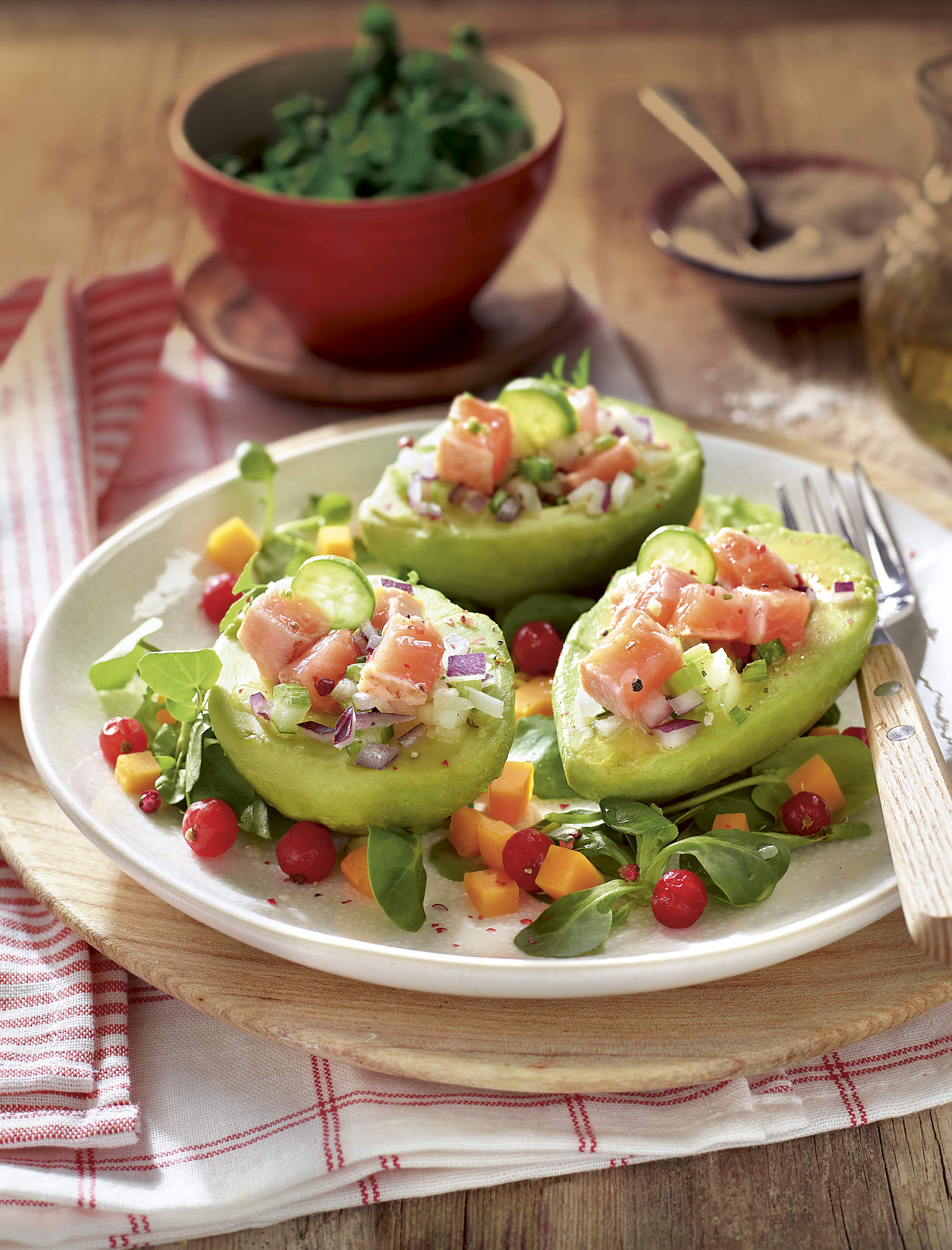 Aguacates rellenos de salmón