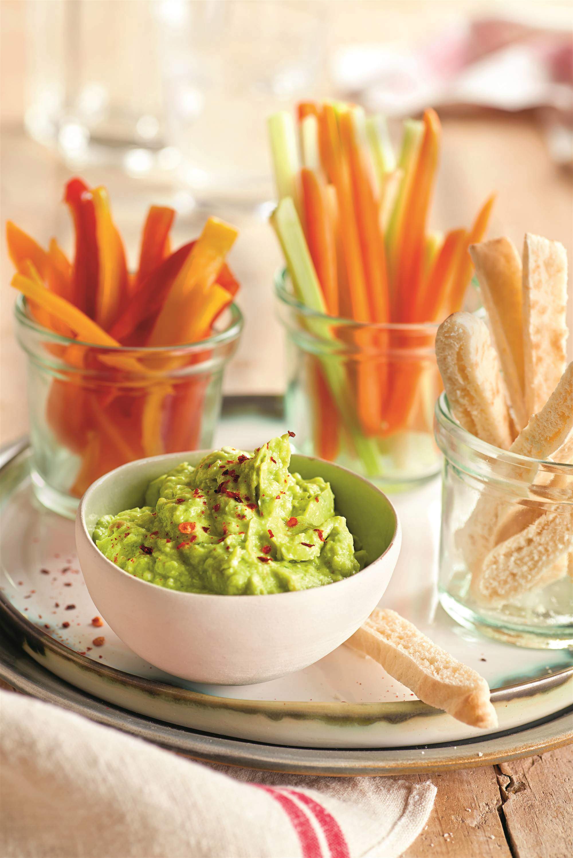 recetas aguacate para cenar Crudités con dip de aguacate y queso 