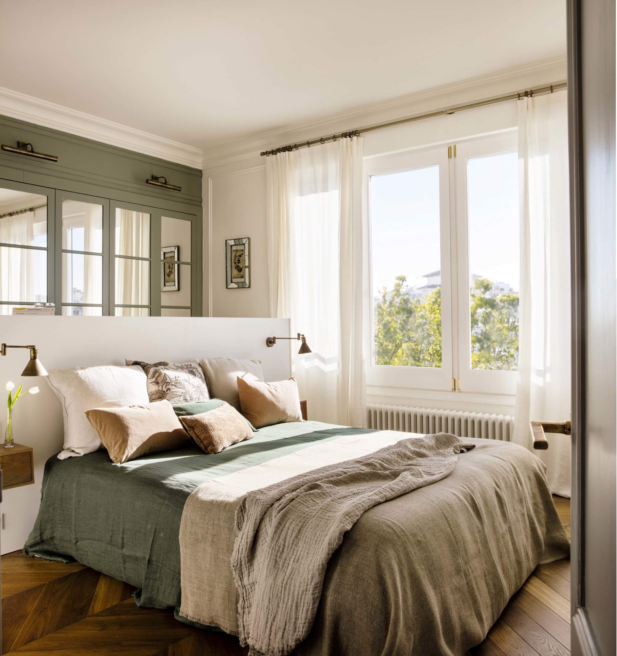 Dormitorio pequeño con vestidor con color y frentes de espejos