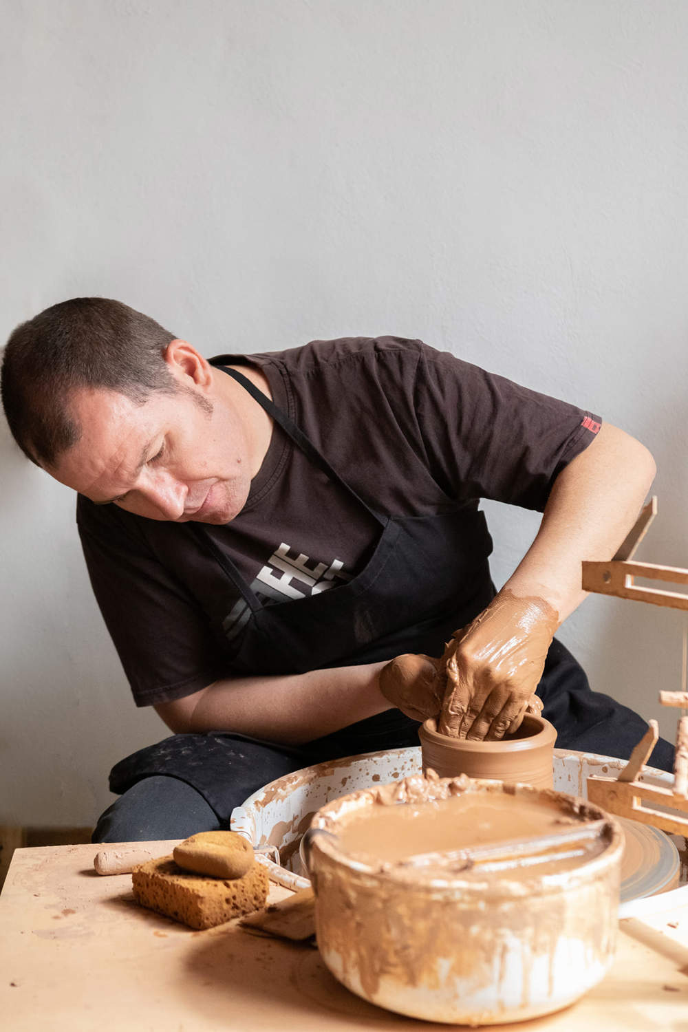 La Alfarería José Pajares ha sido la encargada de realizar estas piezas artesanas hechas en barro para Zara Home