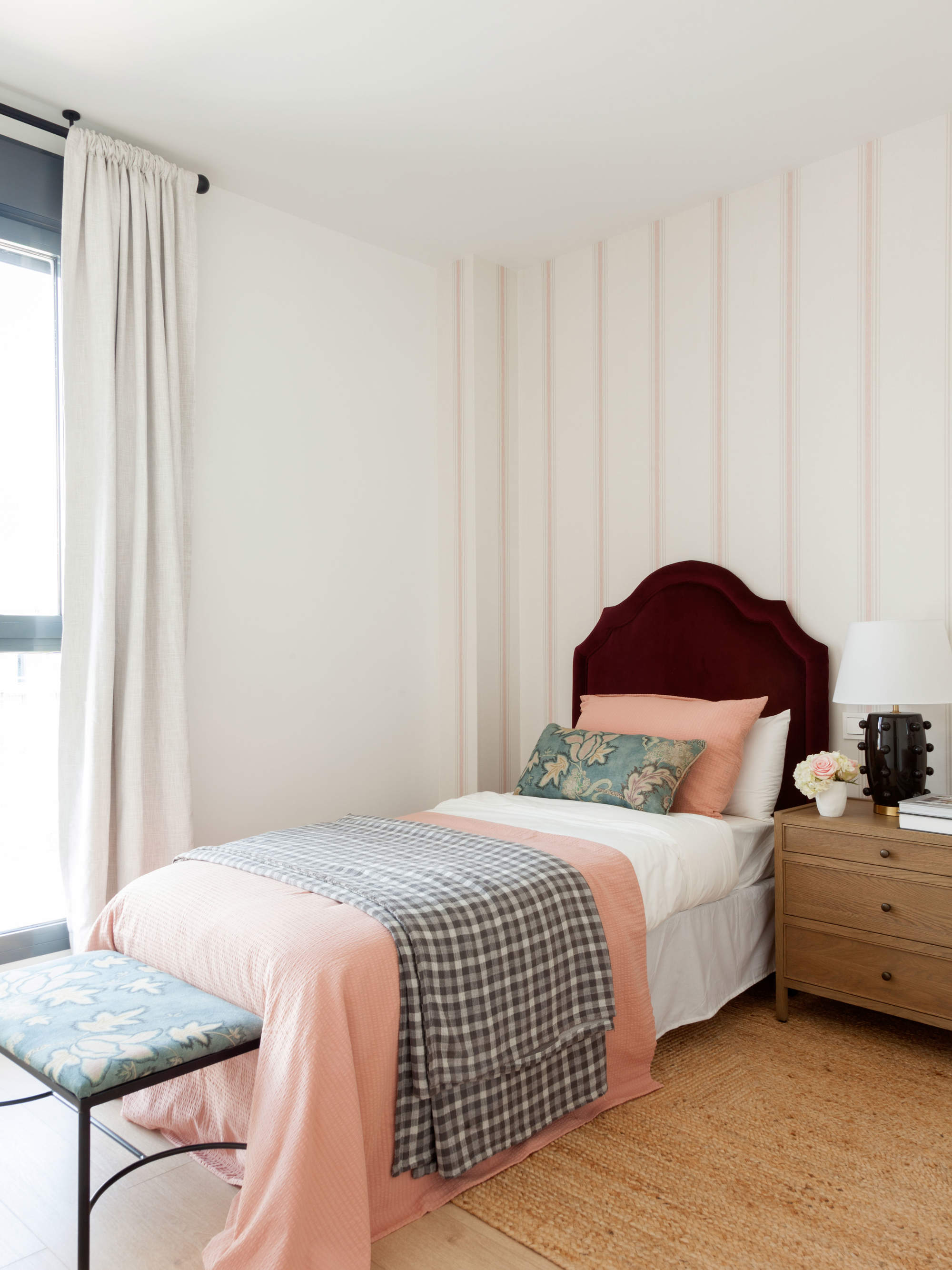 Dormitorio clásico con tonos rosas muy coqueto.