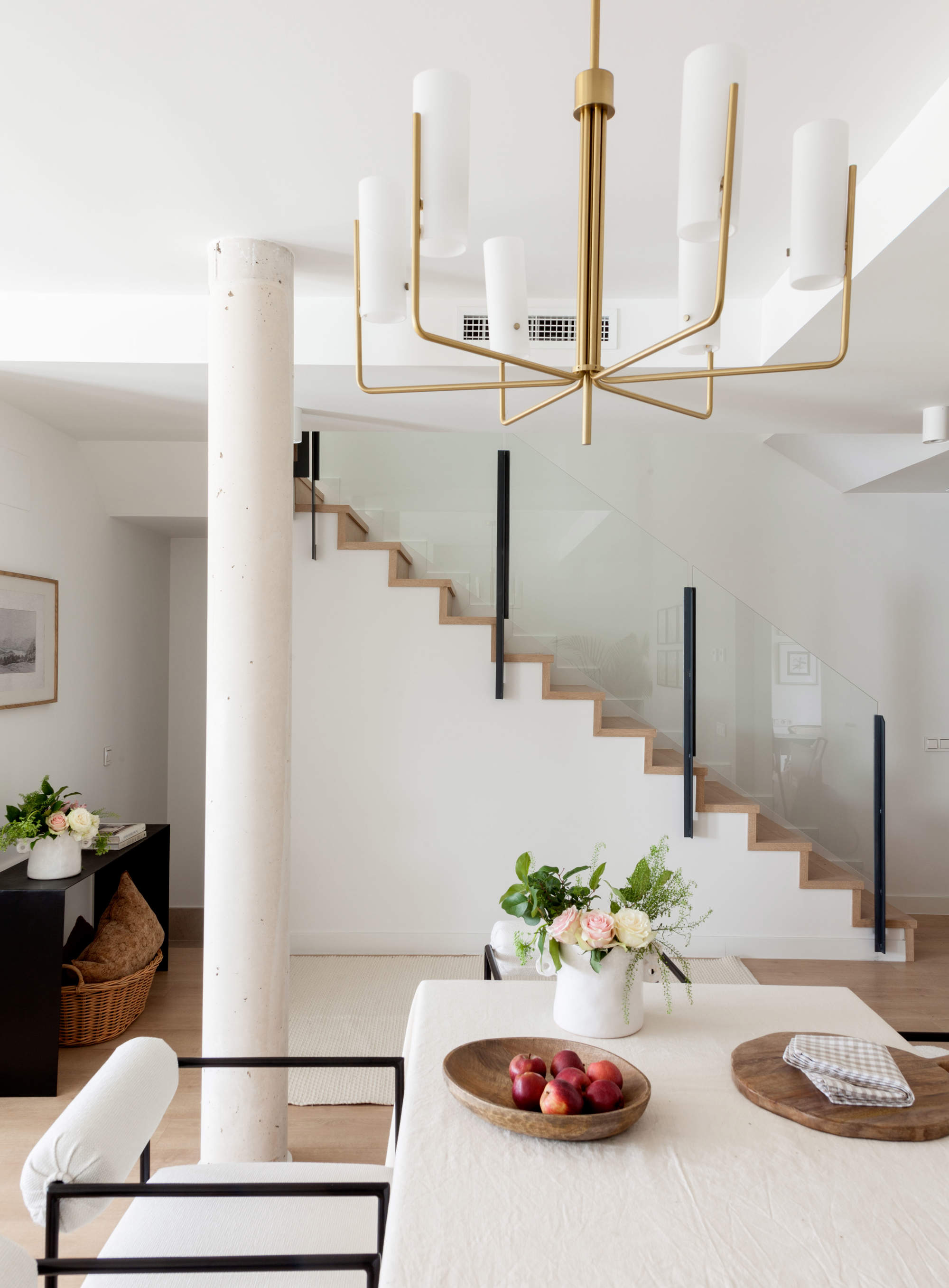 Escalera acristalada en la planta baja de la casa.