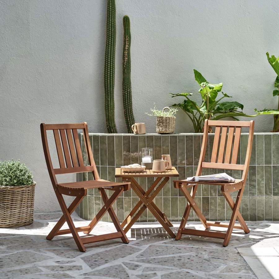 Ve preparando tu balconcito para el verano con este conjunto de mesa y sillas de JYSK