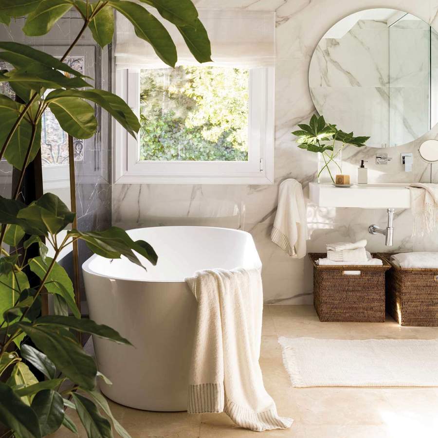 Baño con paredes revestida con mármol