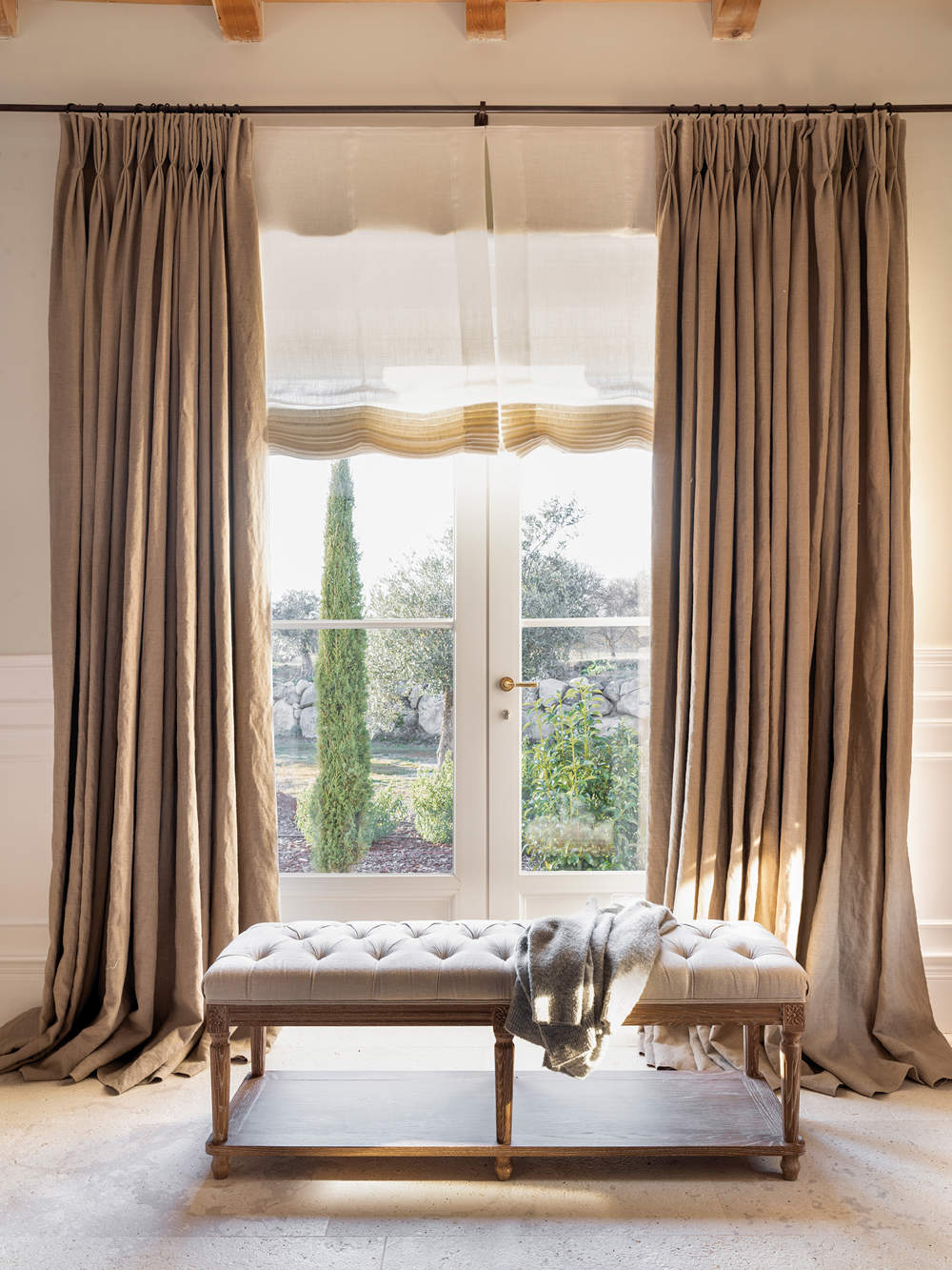 ventana con cortinas opacas con pliegues
