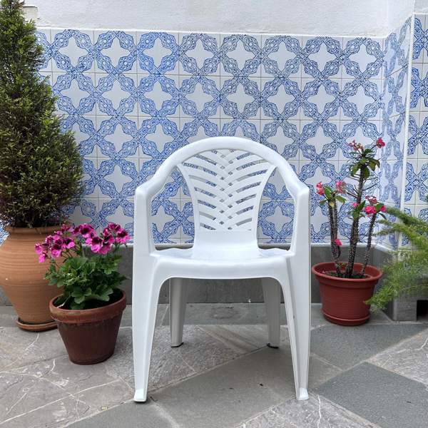 Cómo limpiar el plástico de las sillas blancas del jardín: la guía paso a paso para triunfar y no fallar en el intento