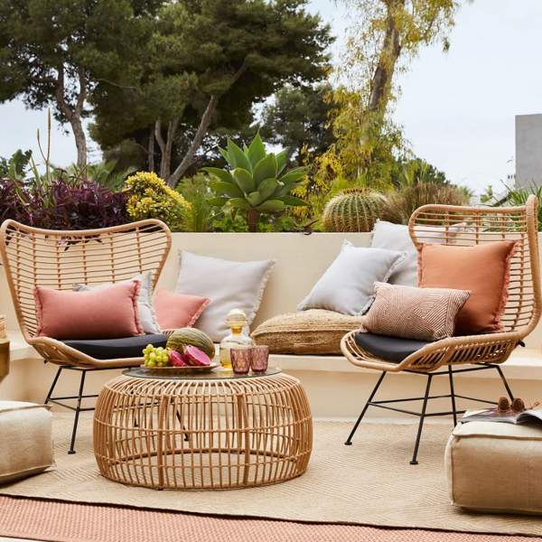 Descubre los muebles de exterior que transformarán tu hogar en un oasis de calidez y serenidad