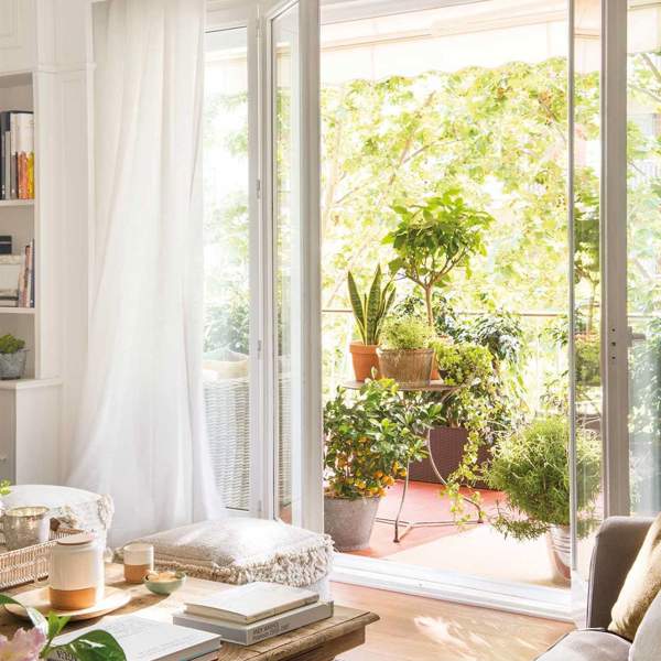 Las francesas lo tienen claro: estos son los 3 conjuntos estilosos de mesa y sillas plegables ideales para cualquier balcón pequeño