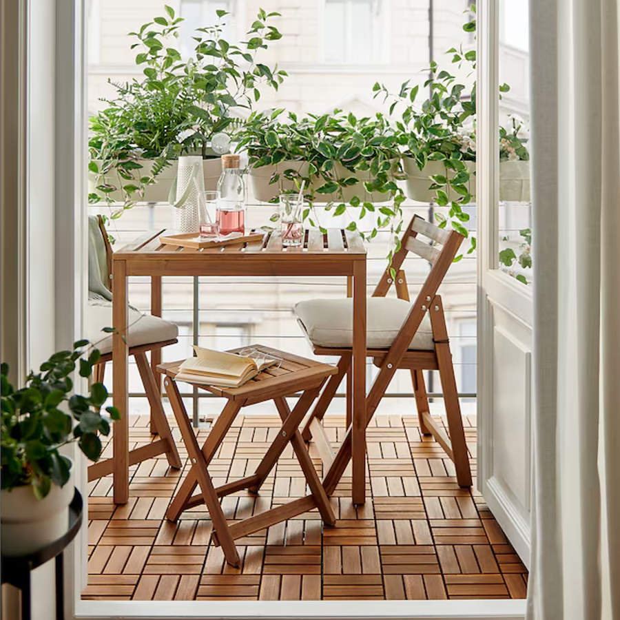 Propuesta de IKEA para terrazas pequeñas: un taburete que también sirve de mesita auxiliar